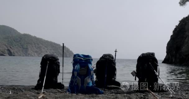 夏季海滩上的四个背包视频