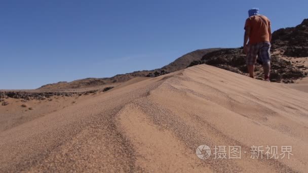 旅游在沙丘在撒哈拉沙漠上行走视频