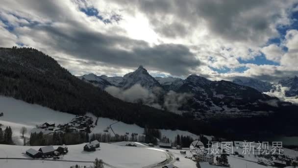 飞行在山区冰雪覆盖的村庄视频