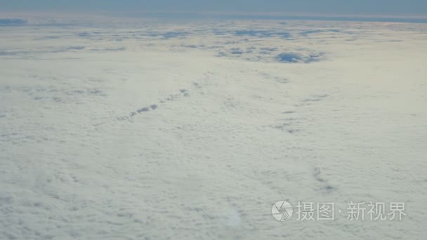 乘飞机旅行。通过飞机窗口查看