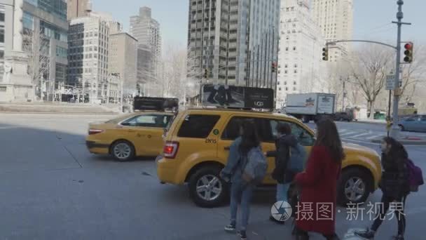 人们用一辆出租车在纽约城视频