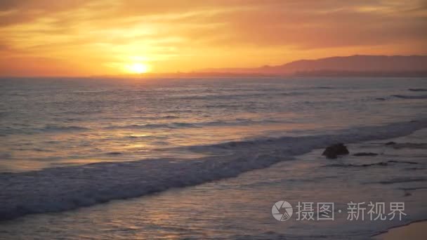 在梅萨海滩异国橘黄色的夕阳视频