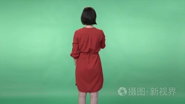 女人穿着红色翻转虚拟