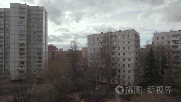 多层房屋和院子里在莫斯科的鸟瞰图