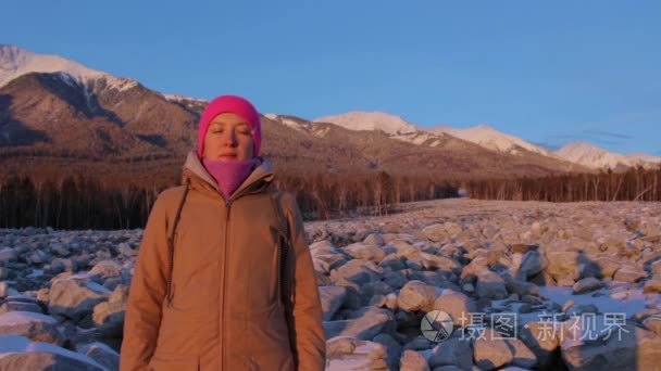 年轻女子沉思在山脚下视频