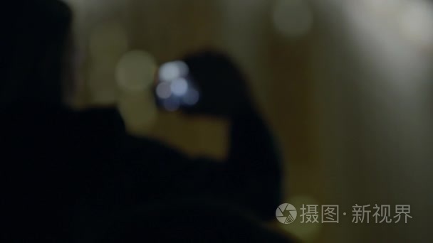 观众女人使阶段通过智能手机的系列照片户外音乐会视频