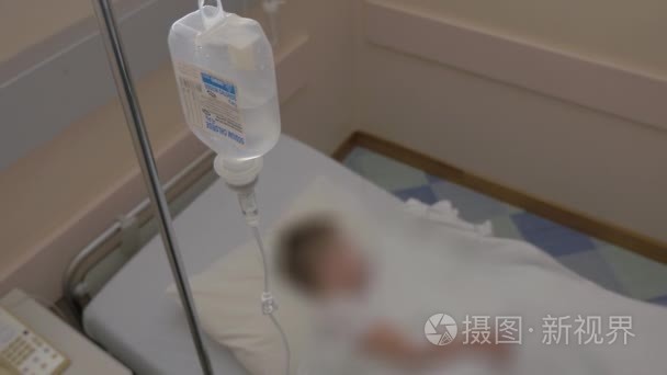 生病的孩子在医院视频