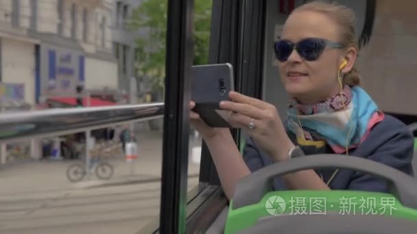 女人在享受城市观光双层巴士视频