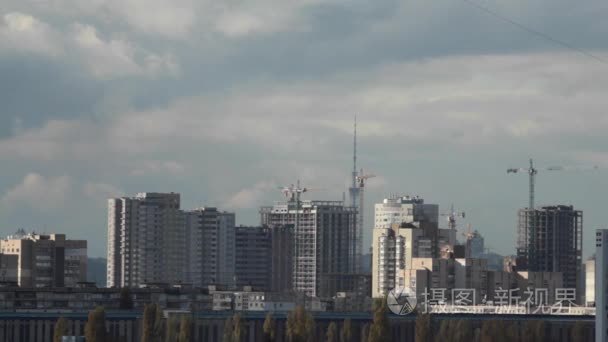 时间流逝。施工现场，在阴天的时候。建设的高楼在基辅