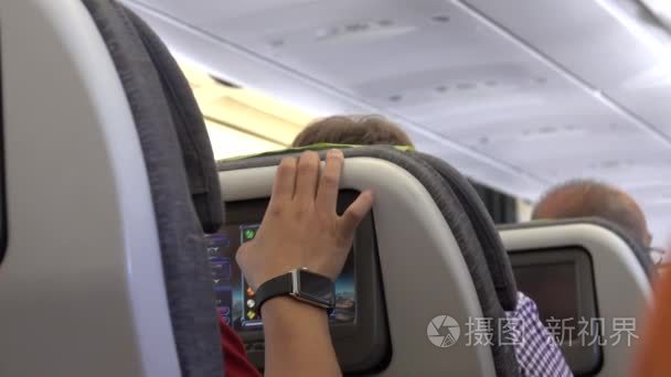 飞机乘客使用机上娱乐系统视频