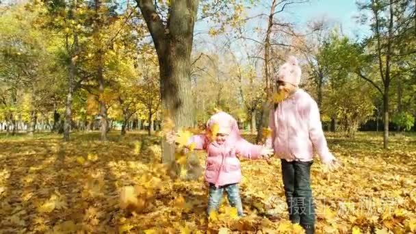 快乐的孩子玩秋叶之静美视频