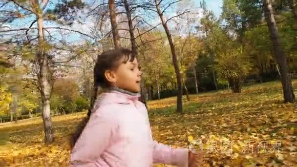 快乐的孩子玩秋叶之静美视频