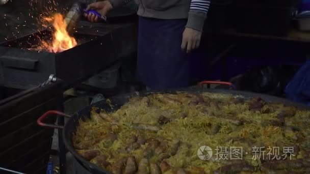 街头食品。男人做饭和烤美味烤的香肠