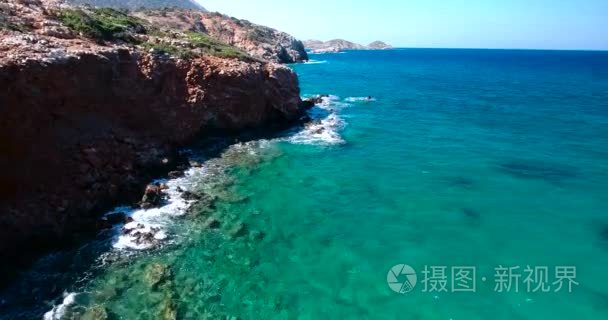 蓝色的大海，海浪拍打在海岸峭壁