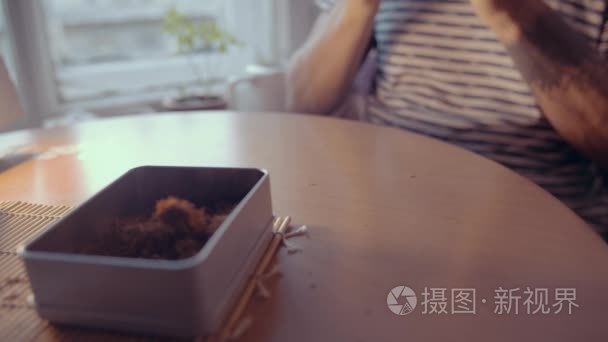 卷制的男人手的特写视频