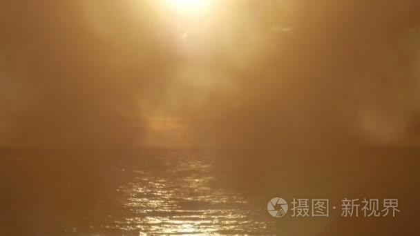 在湖岸的日落视频