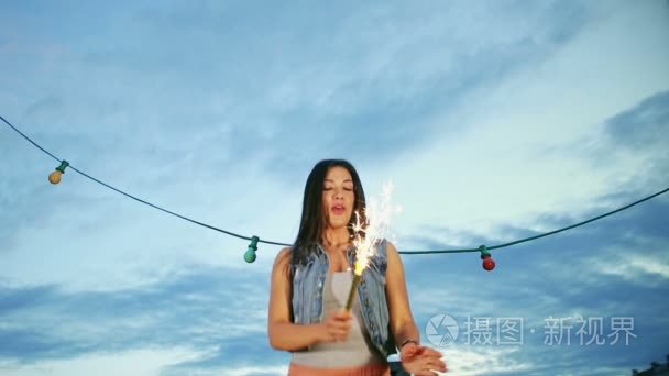 与烟花蜡烛跳的女人视频