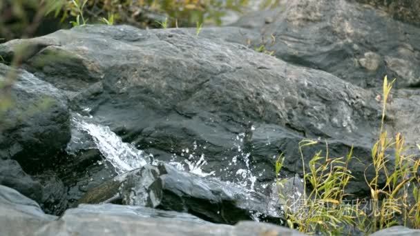 平静的湖水溅上光岩视频