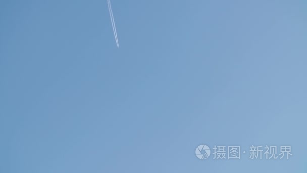 飞机留下的高处蓝色晴朗的天空视频