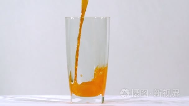 慢动作橙汽水杯中倒视频