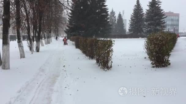 在暴风雪中秋天的天气异常视频