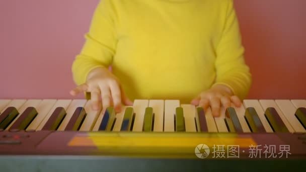 学习弹钢琴的孩子视频