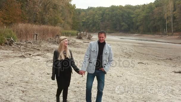 夫妇在河岸上行走的爱情视频