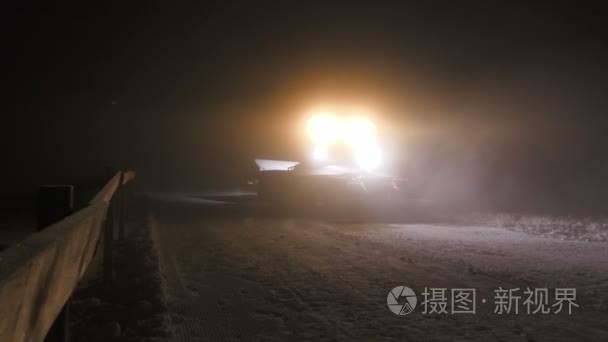 在夜晚路上冰雪覆盖的雪堆视频