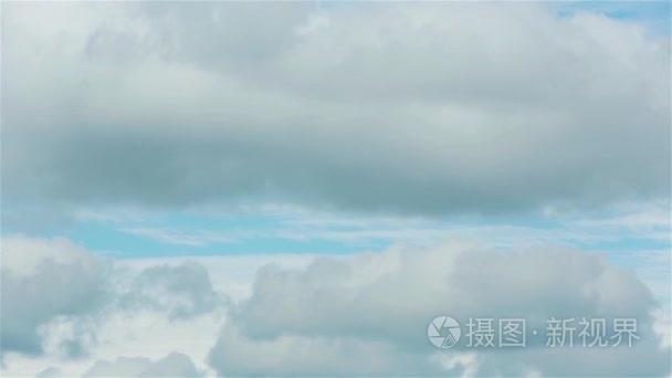在蓝蓝的天空上的云潘 1080年。相机移动显示白云在蓝蓝的天空只有天空慢慢地全景跟踪拍摄视频示例。创新上帝天堂梦想新生活开始冥想