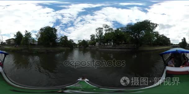 360vr 视频游船乘客漂浮的奥得河通道游客享受在河岸上波兰住宅景观旅游