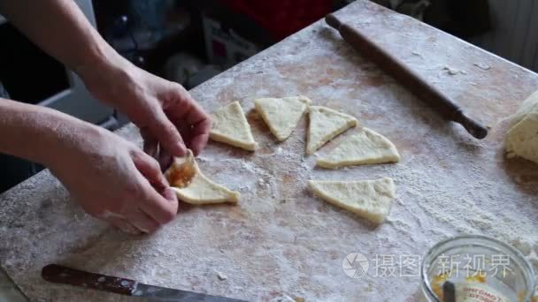 女人做羊角面包的面团视频