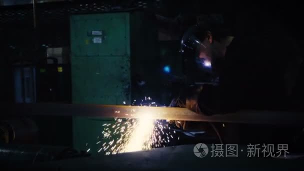 在工作中金属工业焊机视频