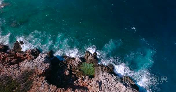 蓝色的大海，海浪拍打在海岸峭壁