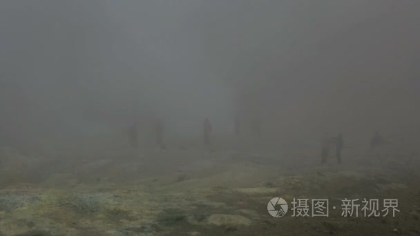 爬到活跃的火山 Mutnovsky 在堪察加半岛素材视频