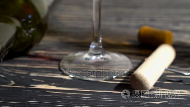 开瓶器、 软木、 瓶和玻璃的木制的桌子上的红酒