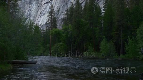 河在优胜美地国家公园视频