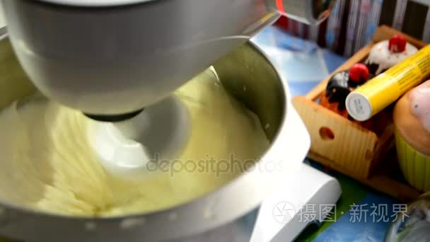 食品加工机搅拌奶油视频