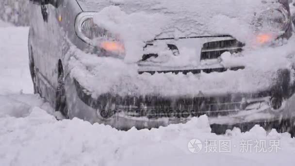 车在积雪的路上抛锚了视频