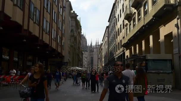 游客走在米兰的舒适街头视频