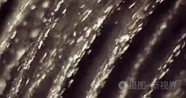 宏的水滴流进进出出焦点镜头视频