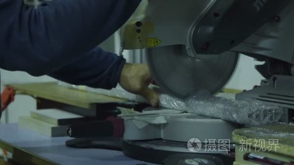 家具制造厂加工的金属零件视频