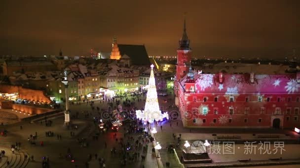 圣诞装饰品与夜间华沙市场广场视频