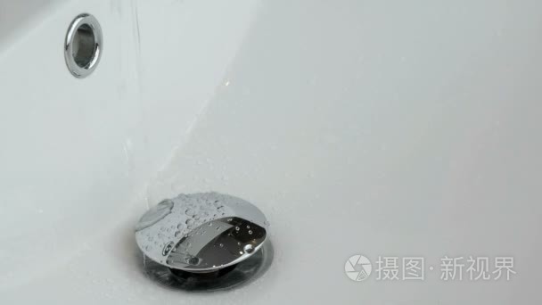 进入白色水槽排水的过程视频