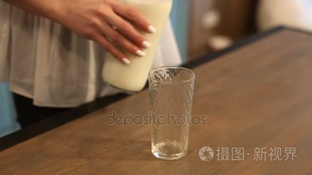 女人倒进那只玻璃杯的牛奶