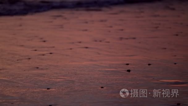 海上落日和海滩上的沙子视频