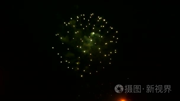 五彩缤纷的焰火在黑暗的夜空视频