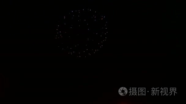 五彩缤纷的焰火在黑暗的夜空视频