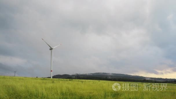 孤独电动风车场和多雨的天空视频