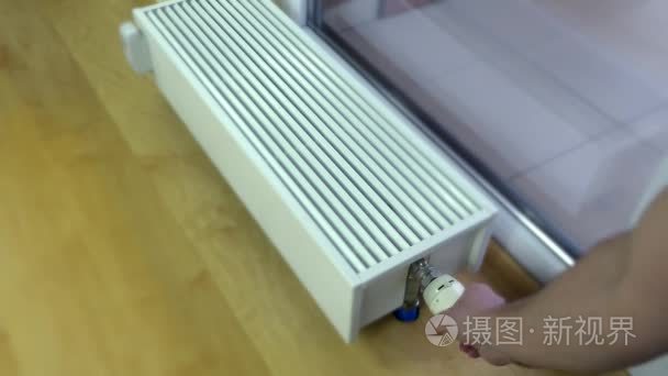 人的手调节温度的散热器温控器视频