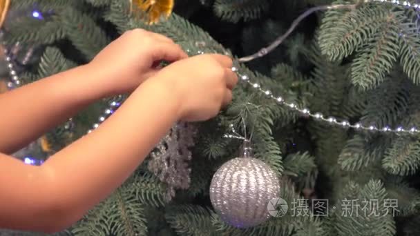 元旦前仔细装饰圣诞树的小女孩视频